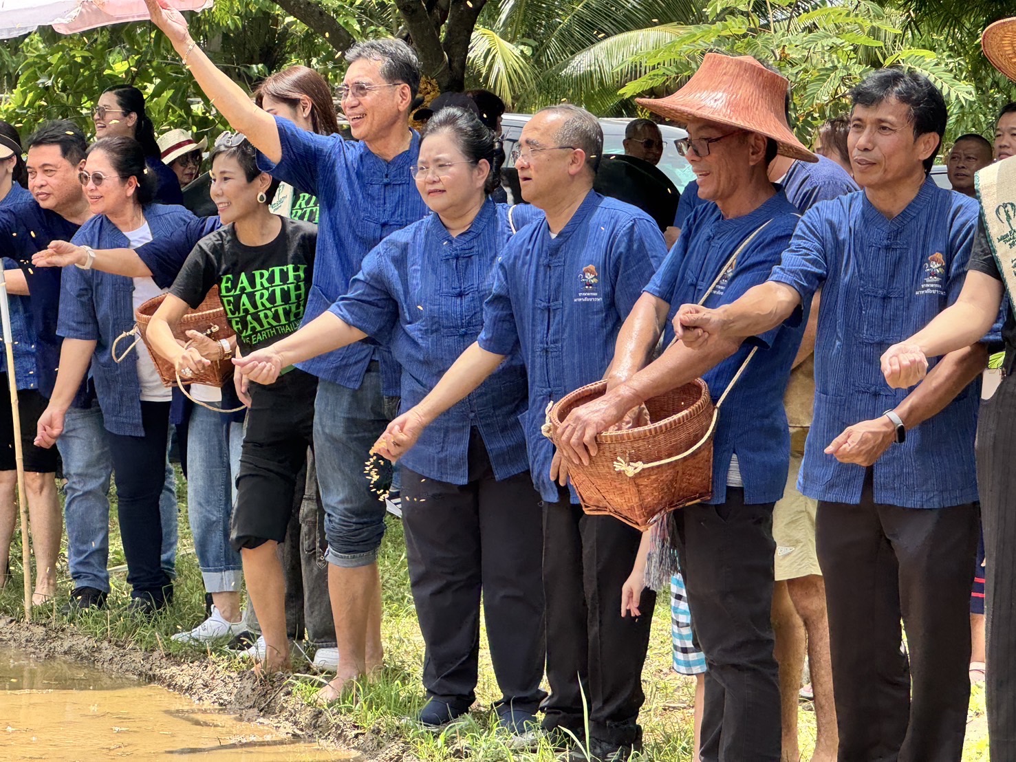 สำนักงานพัฒนาชุมชนอำเภอหนองเสือเข้าร่วม“โครงการเรียนรู้วิถีชาวนา พบความสุข ตามแนวศาสตร์พระราชา” ปีที่ ๙