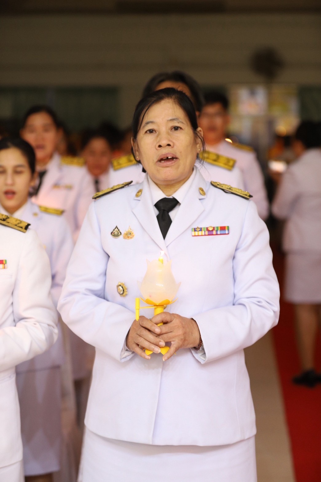 สำนักงานพัฒนาชุมชนอำเภอหนองเสือ เข้าร่วมพิธีถวายเครื่องราชสัการะและวางพานพุ่ม และพิธีจุดเทียนถวายพระพรชัยมงคล