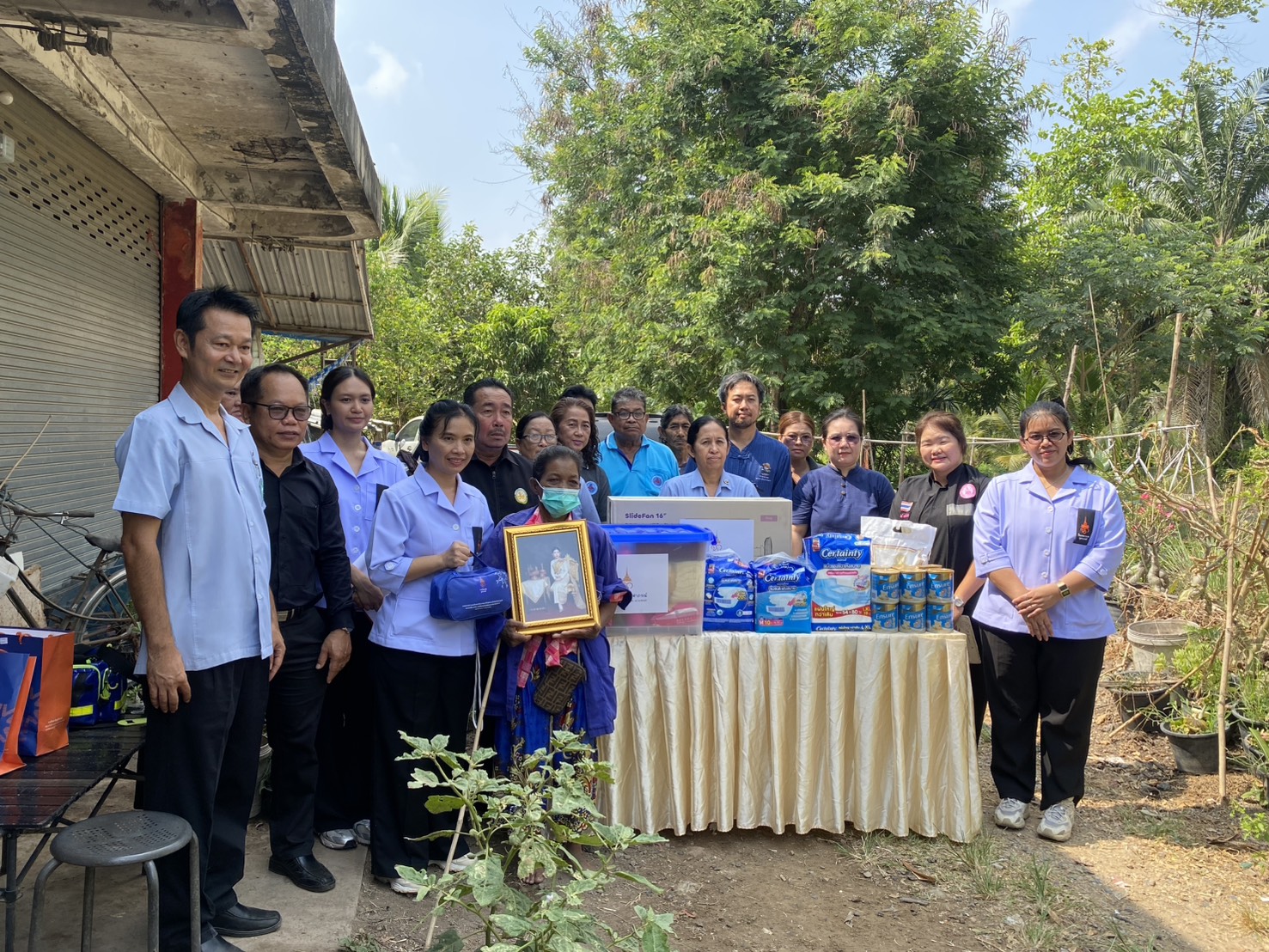 🌈 พัฒนาชุมชนปทุมธานี ✨  📌สำนักงานพัฒนาชุมชนอำเภอหนองเสือ “ร่วมกับ สสอ. และหน่วยแพทย์พระราชทาน ลงพื้นที่เยี่ยมผู้ป่วยติดเตียง ขับเคลื่อนการพัฒนาคุณภาพชีวิตตามแนวพระราชดำริ”