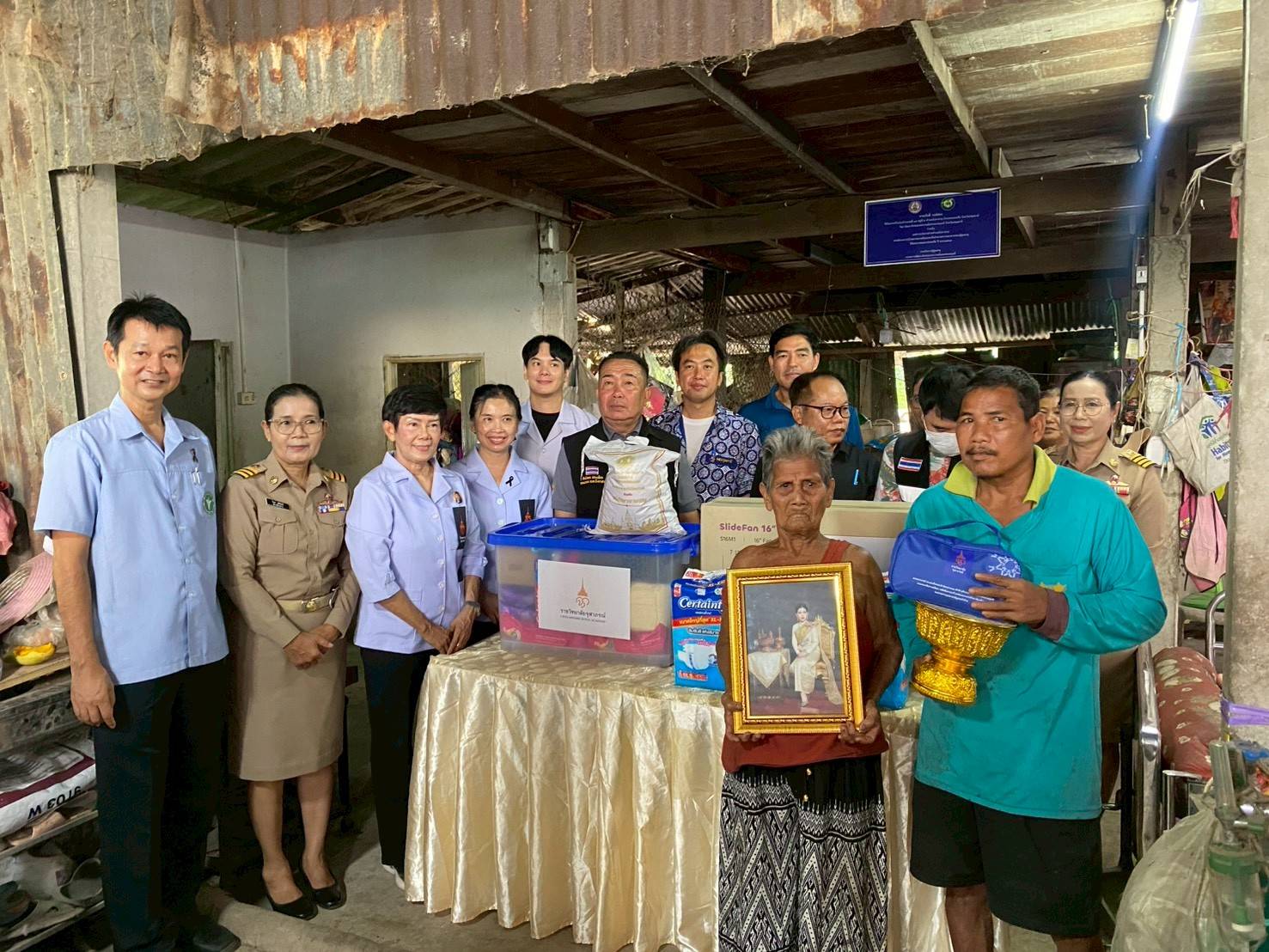 🌈 พัฒนาชุมชนปทุมธานี ✨  📌สำนักงานพัฒนาชุมชนอำเภอหนองเสือ “ร่วมกับ สสอ. และหน่วยแพทย์พระราชทาน ลงพื้นที่เยี่ยมผู้ป่วยติดเตียง ขับเคลื่อนการพัฒนาคุณภาพชีวิตตามแนวพระราชดำริ”